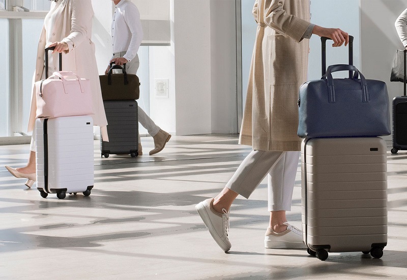 Turistas com malas em aeroporto 