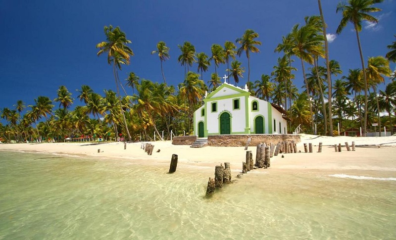 Igreja e praia dos Carneiros