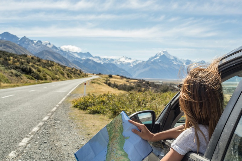 Turista contemplando paisagem na estrada