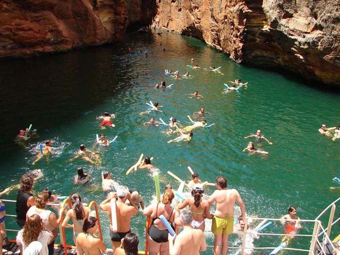 Turistas nadando no Rio São Francisco em Alagoas